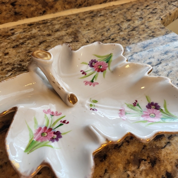 Elegant Floral Leaf-Shaped Ceramic Dish with Gold Accents - Picture 1 of 11